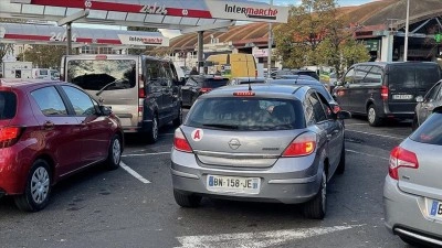 Fransa'da s&uuml;r&uuml;c&uuml;ler y&uuml;zlerce istasyonda akaryakıt sıkıntısı yaşandığını bildiriyor