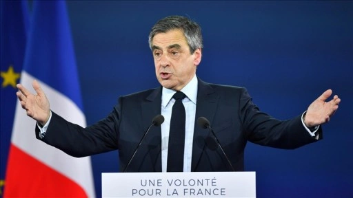 Fransa'da yolsuzluktan suçlu bulunan eski Başbakan Fillon'a, 5 yıl siyasetten men cezası