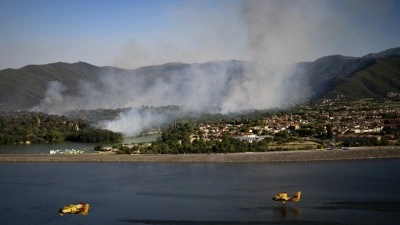 Fransa'nın y&uuml;ksek sıcaklıklar ve yangınlarla m&uuml;cadelesi s&uuml;r&uuml;yor