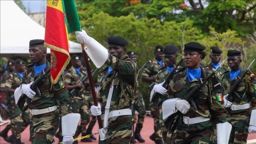 Fransa, Senegal'deki üslerini yetkililere teslim etti