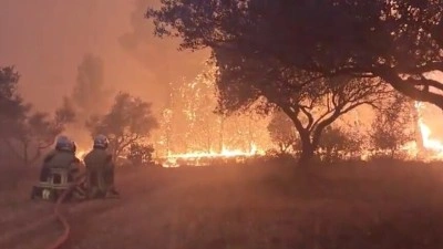 Fransa yangın s&ouml;nd&uuml;rme &ccedil;alışmaları i&ccedil;in askeri nakliye u&ccedil;ağını devreye sokacak