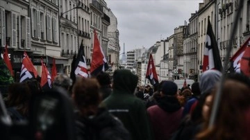 Fransa'da 1 Mayıs'ta, emeklilik reformuna karşı ülke çapında gösteriler başladı
