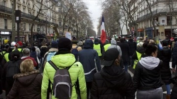 Fransa'da 4 yılı geride bırakan 'sarı yelekliler' taleplerini sokağa taşımayı sürdürü