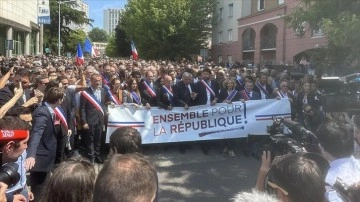 Fransa'da belediye başkanının evine yapılan saldırı protesto edildi