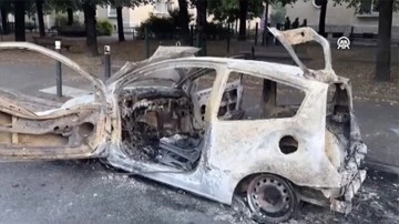 Fransa'da bir gencin polis ateşiyle ölümünün ardından birçok araç ateşe verildi