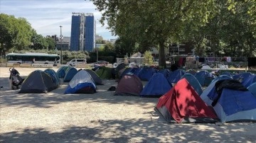 Fransa'da boğucu sıcaklar çadırlarda yaşayan evsiz aileleri tehlikeye atıyor