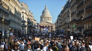 Fransa'da emeklilik reformuna karşı işçiler greve gitti