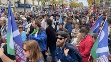 Fransa'da hayat pahalılığını protesto için binlerce kişi sokaklara döküldü