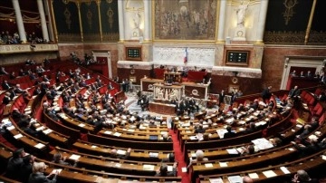 Fransa'da hükümetin meclis onayı olmadan yasa geçirmesini sağlayan anayasa maddesi tartışma yar