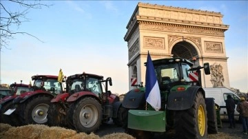 Fransa'da kavşağı trafiğe kapatıp eylem yapan 66 çiftçi gözaltına alındı