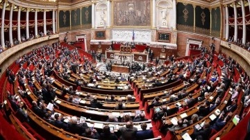 Fransa'da meclisin feshedilme ihtimali tartışılıyor