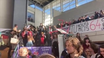 Fransa'da öğrenciler emeklilik reformunu protesto için üniversite girişini masalarla kapattı