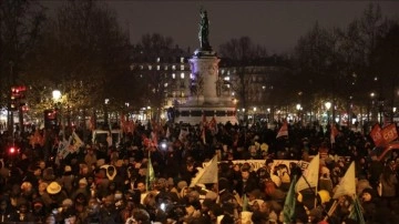 Fransa'da tartışmalı göç yasa tasarısına karşı gösteri düzenlendi