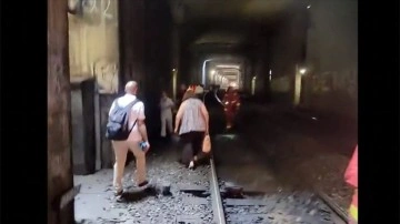 Fransa'da tren seferleri aksayınca yolcular uzun süre tünellerde mahsur kaldı