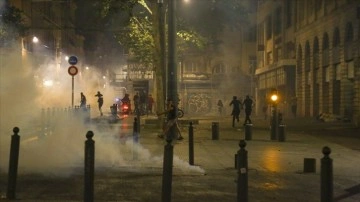 Fransa'nın Lyon kentinde polis aşırı sağcı grubu biber gazıyla dağıttı