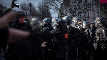 Fransa'nın Nice kentinde polisler de emeklilik reformuna karşı sokağa indi