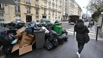 Fransız Bakan, Paris'te oluşan "çöpten tepecikler"den Belediye Başkanını sorumlu tutt