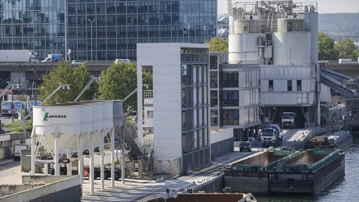 Fransız çimento devi Lafarge'ın &quot;terör örgütünü finanse etmek&quot;ten yargılandığı dava başladı