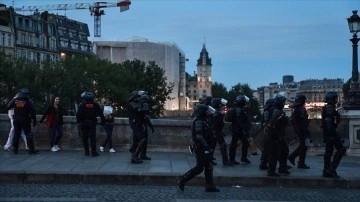 Fransız polisi Paris'teki Şanzelize Caddesi'ni tahliye etti