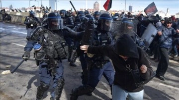 Fransız polisinin gösterileri çeken Arap kökenli kameramana müdahalesi tepkiye sebep oldu