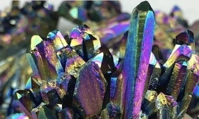 Frekans &ouml;rg&uuml;s&uuml;, rezonans ve kristal yapılar: Madde, bilgi ve toplumsal organizasyon &uuml;zerine bir model &ouml;nerisi -&Ouml;z&rsquo;&uuml;n İfadesi yazdı-