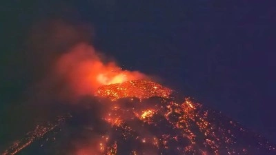 Fuego Yanardağı'nın faaliyete ge&ccedil;tiği Guatemala'da tahliye emirleri verildi