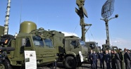 Füzeleri inceleyen Putin'e savaş uçakları eşlik etti