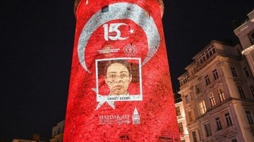 Galata Kulesi'ne 15 Temmuz şehitlerinin fotoğrafları yansıtıldı