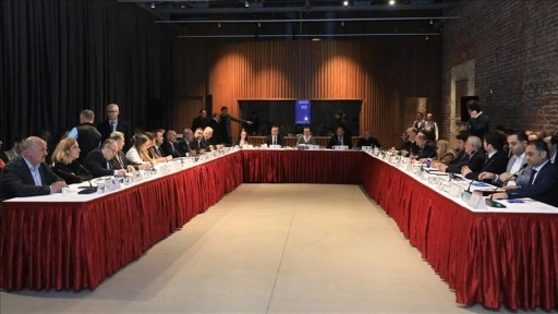 Galataport'a kruvaziyer gemisiyle gelen turistler, &ouml;zel tramvayla Tarihi Yarımada'ya ulaşa