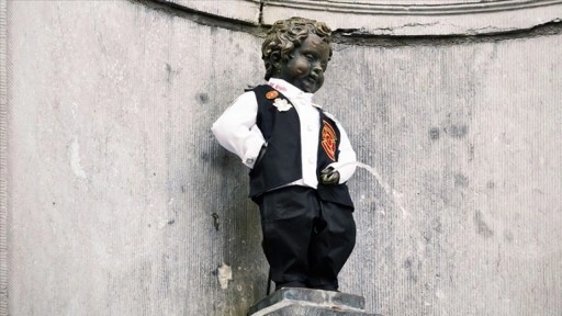Galatasaray'ın 5 yıldızlı forması Brüksel'in 406 yıllık simgesi Manneken Pis'e giydir
