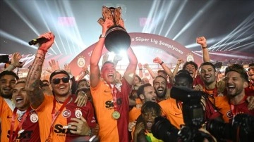 Galatasaray şampiyonluk kupasını kaldırdı