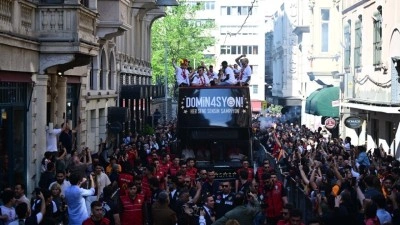 Galatasaraylı futbolcular, şampiyonluk kutlamaları i&ccedil;in RAMS Park'a hareket etti