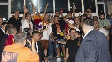 Galatasaraylı taraftarların karşılaması Lucas Torreira ve Dries Mertens'i mutlu etti