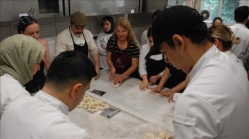 Gastronomi öğrencileri tescilli Eskişehir simidinin yapımını ustasından öğrendi