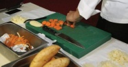 Gastronomi öğrencilerine bıçak bileme ve kesme eğitimi