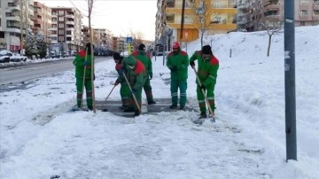 Gaziantep, Kilis, Şanlıurfa, Kahramanmaraş, Malatya ve Adıyaman'da karla mücadele sürüyor