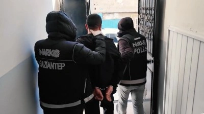 Gaziantep merkezli su&ccedil; &ouml;rg&uuml;t&uuml; ve uyuşturucu operasyonunda 21 zanlı yakalandı