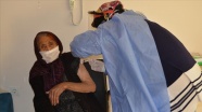 Gaziantep&#039;te 111 yaşındaki Fatma Tıraş&#039;a CoronaVac aşısı yapıldı