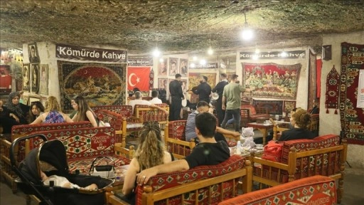 Gaziantep'te 500 yıllık mağara kafede ziyaretçi yoğunluğu yaşanıyor