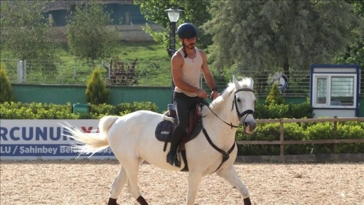 Gaziantep'te hobi olarak biniciliğe başlayan doktor lisanslı sporcu oldu