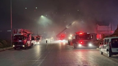Gaziantep'te mobilya fabrikasında &ccedil;ıkan yangına m&uuml;dahale ediliyor