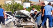 Gaziantep&#039;te otomobil iş makinesine çarptı: 4 yaralı