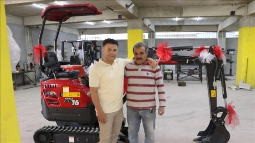Gaziantepli işletmeci ülkesine dönen Suriyeli işçisine iş makinesi hediye etti