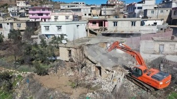 Gaziantep'te ağır hasarlı yapıların yıkımına başlandı
