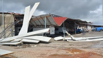 Gaziantep'te fırtına nedeniyle bazı iş yerlerinin çatıları zarar gördü