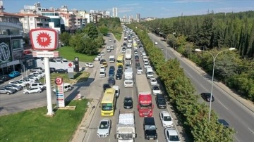 Gaziantep'te hasarlı trafik kazaları kilometrelerce araç kuyruğu oluşturdu