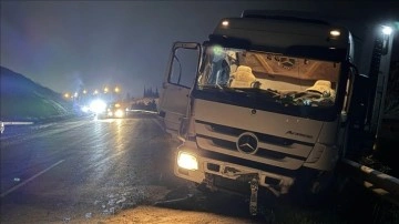 Gaziantep'te tır, kazaya müdahale eden ekibin aracına çarptı, 3'ü trafik polisi 4 kişi yaralandı