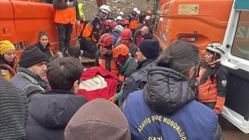 Gaziantep'te yıkılan binanın enkazından 29 saat sonra 1 kişi kurtarıldı