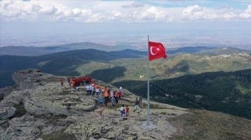 Gaziler anısına 1336 metrelik Çataldağ'a Türk bayrağı astılar