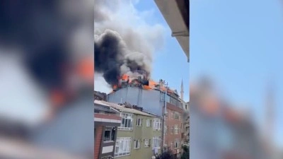 Gaziosmanpaşa'da &ccedil;atı katında &ccedil;ıkan yangına m&uuml;dahale ediliyor